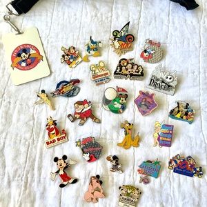 DISNEY/ UNIVERSAL PINS